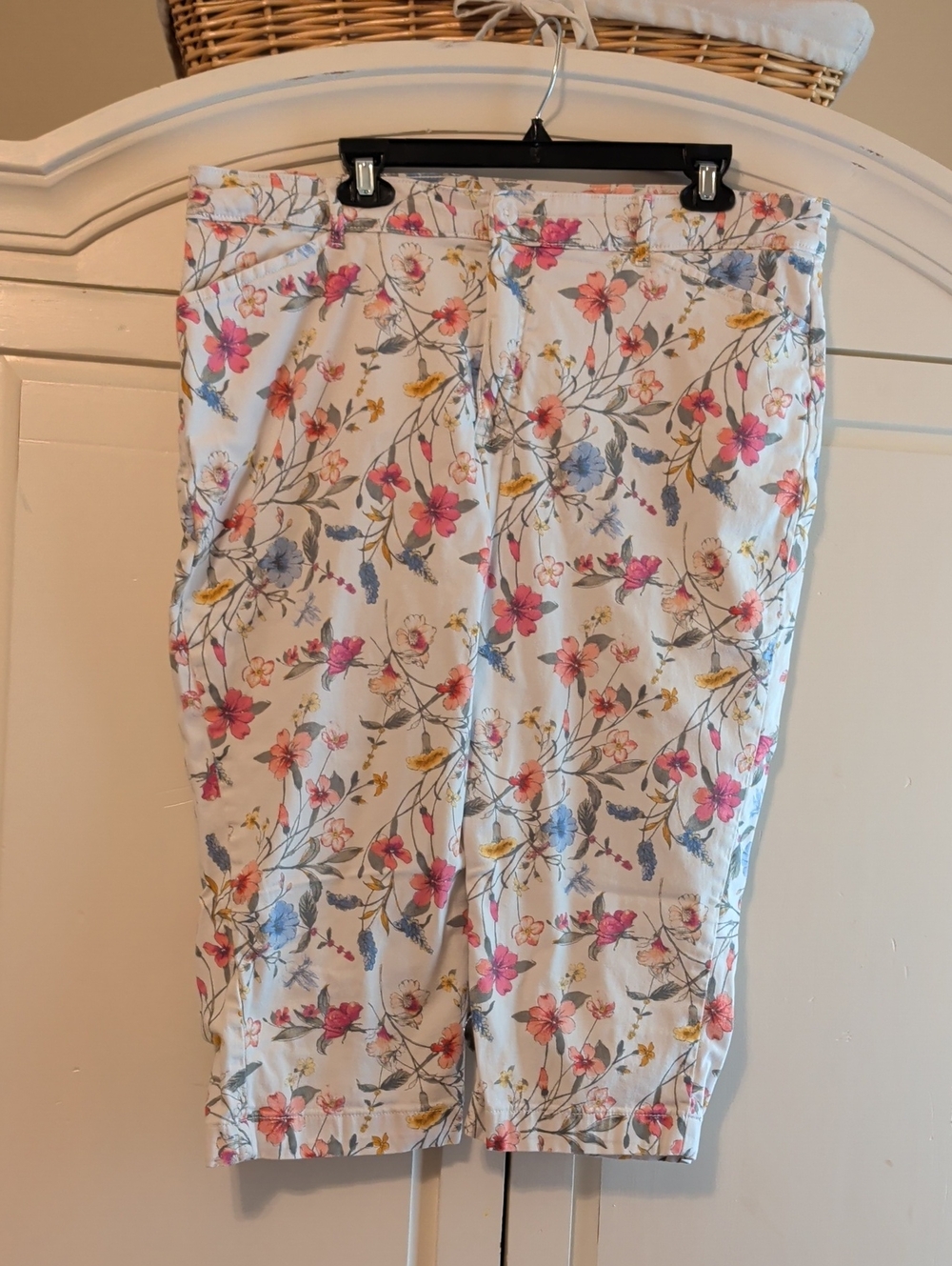 St. John's Bay White With Pink, Green, Yellow And Blue Floral Cropped Capris